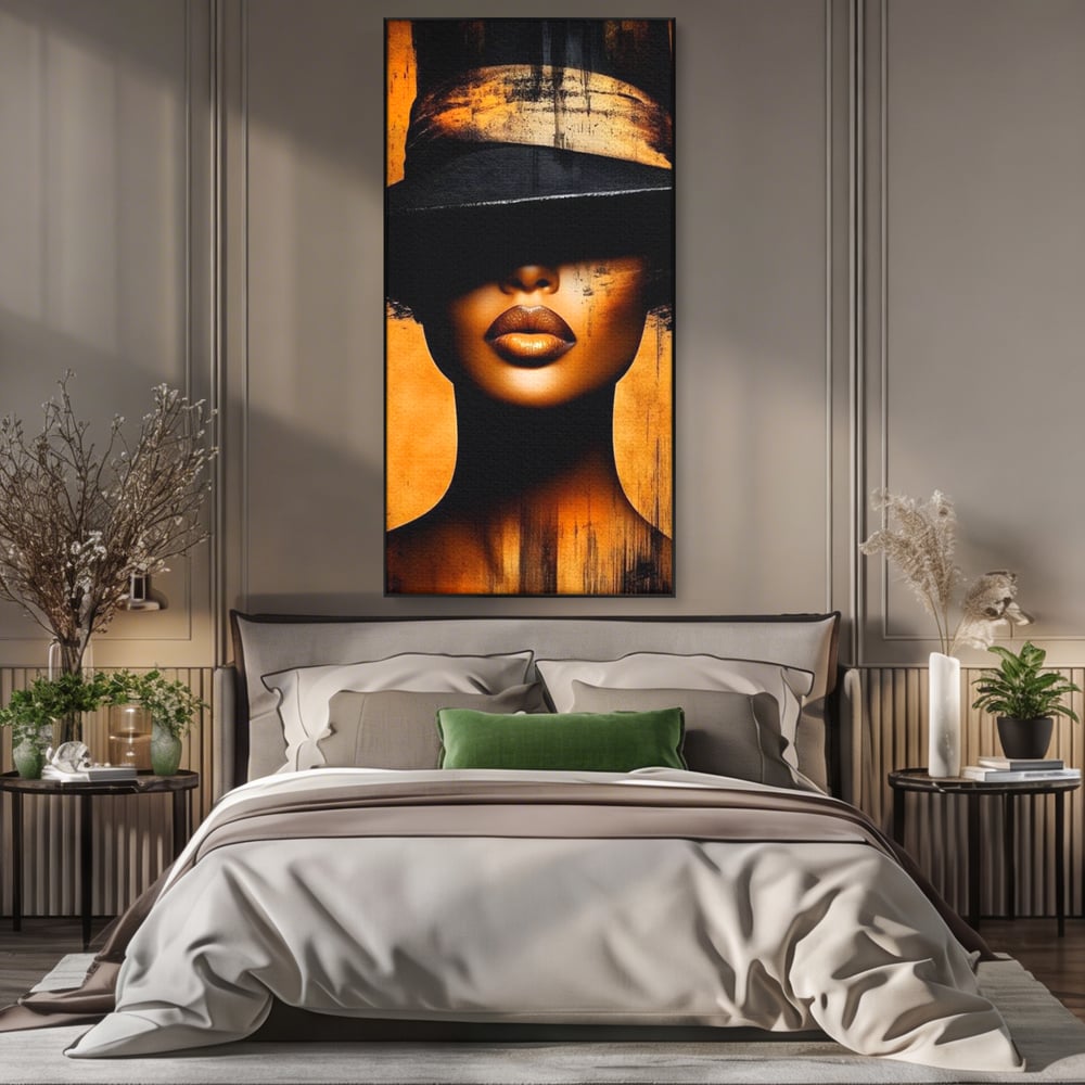 Tablou canvas cu tablou canvas cu buze si palarie, in rama de aluminiu negru, pe perete intr-un dormitor
